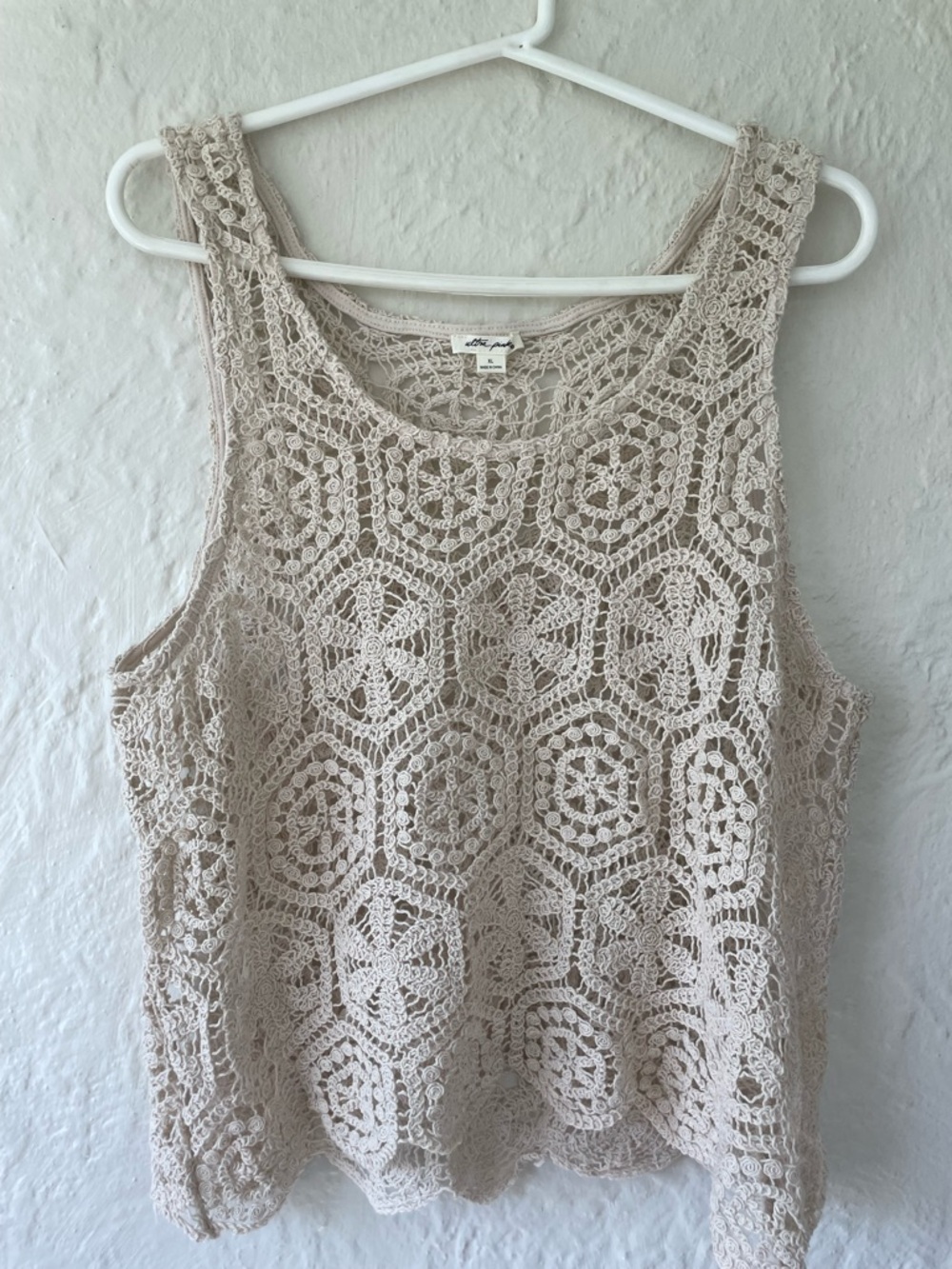 Ultra Pink beige floral crochet tank top scalloped hem; size xL